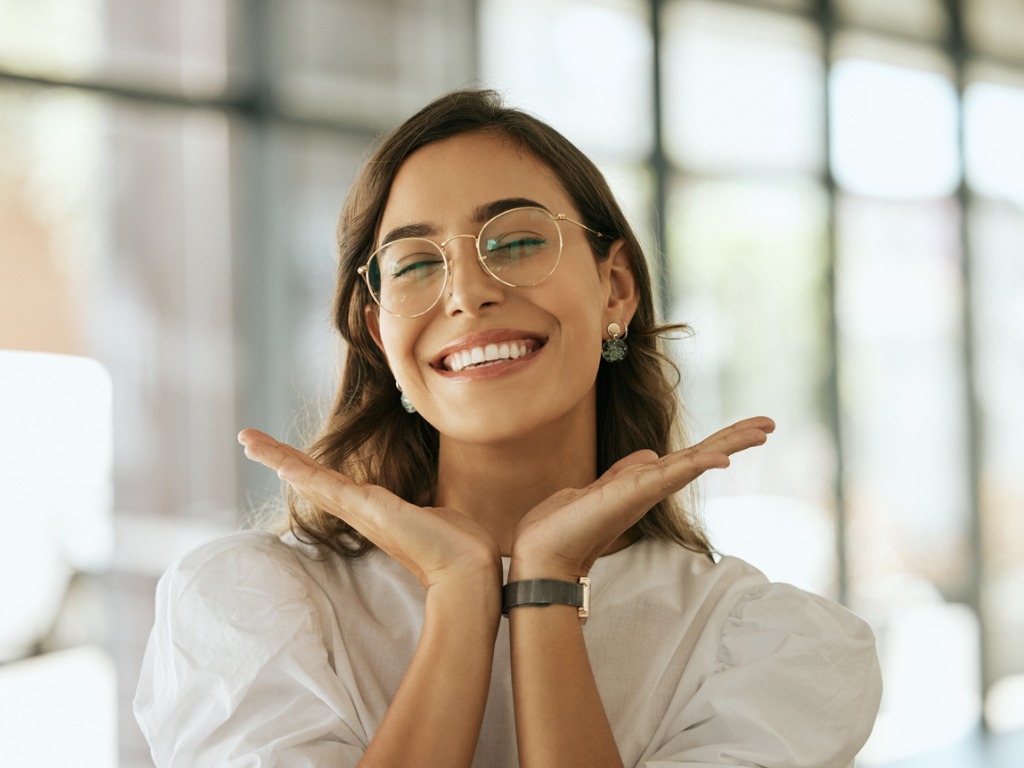 cheerful-business-woman-with-glasses-posing-with-her-hands-under-her-face-showing-her-smile-in.jpg_s1024x1024wisk20cxBKz36cCVWZAODEsoBsNra_TwDQMFGo4XxTpTsXqCHo PROFESSIONAL & EMOTIONAL COACHING